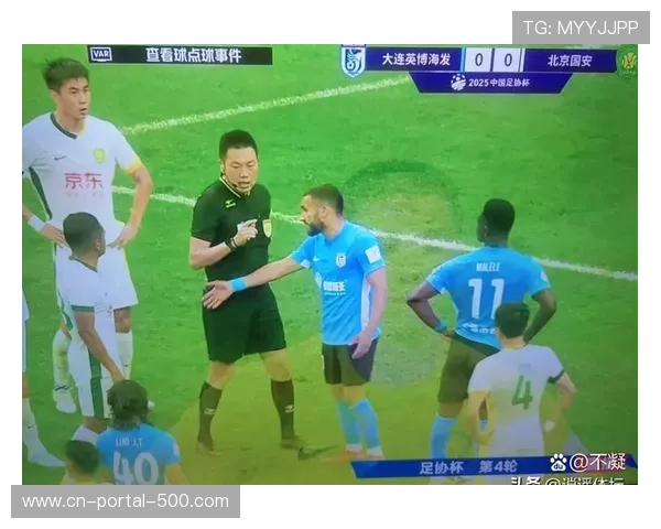 点球判罚瞬间，主裁判手指点球点坚定手势