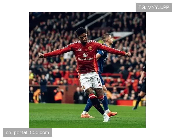 终场哨响瞬间：埃弗顿球员跪地掩面，曼联客场一球优势保持到最后全取三分